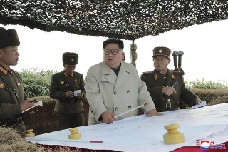 Severokórejský vodca Kim Čong-un počas prehliadky vojenskej jednotky.