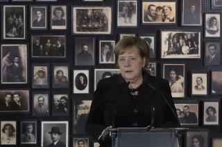 Angela Merkelová počas návštevy koncentračného tábora Osvienčim - Auschwitz.
