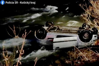 Auto skončilo na streche v rieke Hornád.