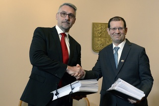 Minister obrany ČR Lubomír Metnar (vľavo) a riaditeľ agentúry izraelského ministerstva obrany Riaditeľstvo medzinárodnej obrannej spolupráce Yair Kulas