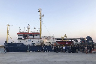 Loď Sea-Watch 3 je v súčasnosti zadržiavaná v sicílskom prístave Licata. 