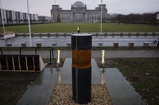 Pamätník pripomínajúci nacistickú diktatúru obsahuje pozostatky obetí.
