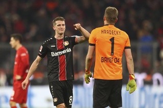 Lukáš Hradecký oblieka dres nemeckého Bayeru 04 Leverkusen.