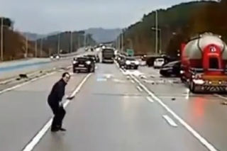 Hromadná reťazová havária: Autá tancovali na zamrznutej diaľnici, ale ten muž... len o vlások unikol smrti