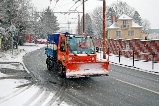 Sneh v uliciach Bratislavy bude odhŕňať viac techniky ako vlani.