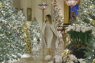 Nalaďte sa na čaro vianočnej atmosféry: Melania Trump vám predvedie majestátne dekorácie Bieleho domu