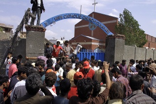 Samovražedné bombové útoky pred kresťanskými kostolmi v Pakistane si vyžiadali 14 ľudských životov.