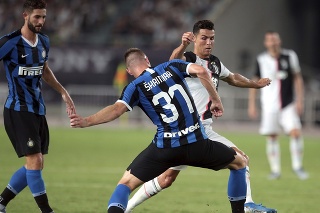 Milan Škriniar v súboji s Cristianom Ronaldom.