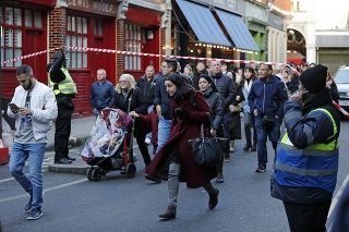 Policajti evakuovali ľudí z trhu Borough Market na južnej strane mosta London Bridge. 
