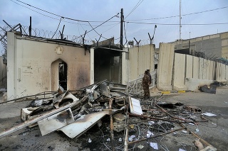 Bezpečnostné zložky hliadkujú pred iránskym konzulátom, ktorý podpálili irackí protivládni demonštranti v juhoirackom meste Nadžaf.