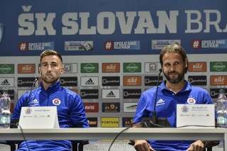 Na snímke zľava futbalista ŠK Slovan Bratislava Andraž Šporar, tréner ŠK Slovan Bratislava Ján Kozák mladší.