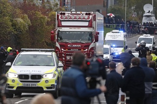 Policajné autá eskortovali nákladné auto, v ktorom našli 39 mŕtvych osôb.