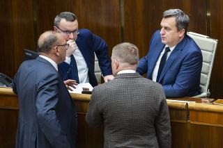 Na snímke poslanci NR SR zľava Ľubomír Vážny (Smer-SD), Tibor Bernaťák (SNS), Robert Fico (Smer-SD) a predseda NR SR Andrej Danko (SNS)