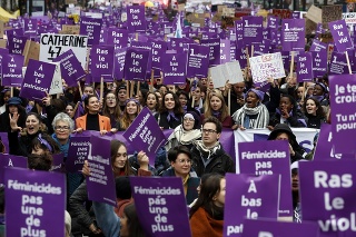 Ženy držia transparenty počas pochodu proti domácemu násiliu