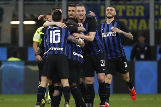 Slovenský futbalista v drese Interu Miláno Milan Škriniar (druhý sprava) sa teší so spoluhráčmi po strelení gólu.
