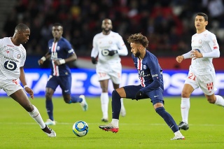 Hráč PSG Neymar (v strede) medzi hráčmi Lille v zápase 14. kola francúzskej Ligue One PSG - Lille OSC.
