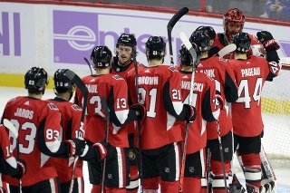 Slovenský hokejista v drese Ottawy Christián Jaroš (vľavo) sa teší so spoluhráčmi po výhre v zápase zámorskej hokejovej NHL proti New Yorku Rangers v Ottawe.