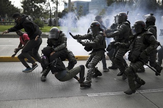 Stret demonštrantov s policajnými zložkami v hlavnom meste Bogote.