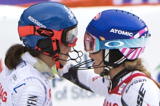 Na snímke vľavo slovenská lyžiarka Petra Vlhová a vpravo Američanka Mikaela Shiffrinová.