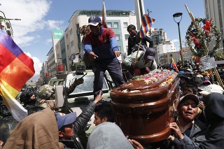 Niektorí protestujúci niesli na chrbte rakvy piatich ľudí zabitých pri blokáde rafinérie. 
