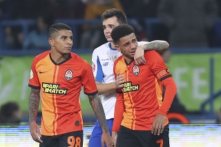 Brazílsky futbalista Taison zo Šachtaru Doneck (vpravo) reaguje po červenej karte, ktorú videl v dueli ukrajinskej ligy proti Dynamu Kyjev (1:0).