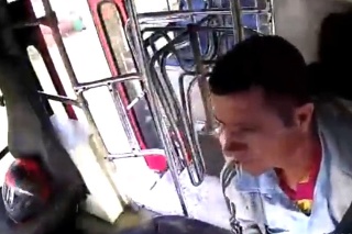 Vodičovi autobusu spadla helma a potom to prišlo: Osudová chyba