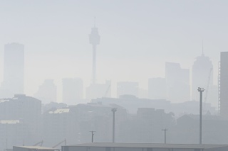 Hustý dym zakryl svetoznámu panorámu v Sydney.