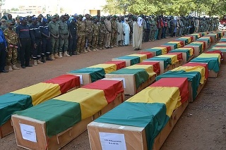 Záber z pohrebu zavraždených malijských vojakov.