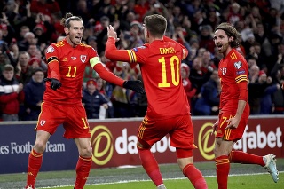 Na snímke v strede hráč Walesu Aaron Ramsey oslavuje so spoluhráčmi Garethom Baleom (vľavo) a Joe Allenom (vpravo) svoj úvodný gól.