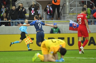Na snímke vľavo hráč Slovenska Róbert Boženík oslavuje úvodný gól.