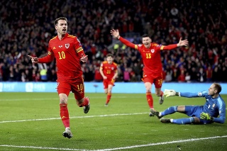 Na snímke vľavo hráč Walesu Aaron Ramsey oslavuje svoj úvodný gól v zápase 10. kola E-skupiny kvalifikácie na EURO 2020 Wales - Maďarsko v Cardiffe.