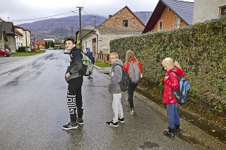 Autobus školákov každý deň po vyučovaní vysadí v strede dediny a ďalej šliapu pešo.