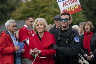Herečka Jane Fonda už neraz skončila v putách. Tvrdí, že tento červený kabát je posledným odevom, ktorý si kúpila.