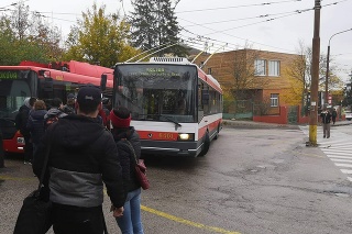 Unikátny trolejbus cez víkend povozil Bratislavčanov.