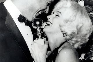 Marilyn Monroe po získaní Zlatého glóbusu, na fotke s hercom Rockom Hudsonom.