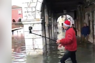 Záležalo mu na krásnych záberoch, zradila ho voda zo záplav: Turista vyšiel na posmech