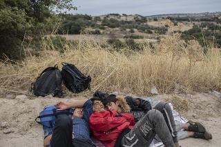 Vyčerpaní migranti na gréckom ostrove Lesbos.