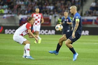 Na snímke kapitán slovenskej futbalovej reprezentácie Marek Hamšík (vpravo) a kapitán chorvátskej futbalovej reprezentácie Luka Modrič.