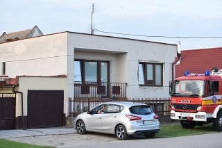 Pri dome Kuciaka vo Veľkej Mači sú odstavené policajné aj hasičské autá.