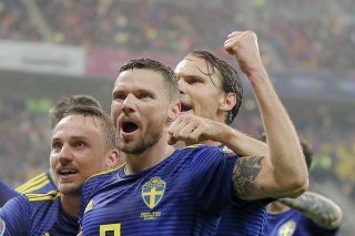 Švédsky futbalista Marcus Berg (uprostred) sa teší po strelení gólu v kvalifikačnom zápase F-skupiny EURO 2020 Rumunsko - Švédsko v Bukurešti.