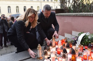 Prezidentka Čaputová a premiér Pellegrini so sviečkami pred SOŠ techniky a služieb na uctenie si pamiatky obetí stredajšej tragickej nehody v Nitre 
