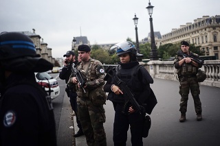 Ozbrojení policajti a vojaci hliadkujú po útoku muža ozbrojeného nožom, ktorý sa stal v areáli policajnej prefektúry v Paríži.