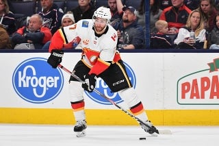 Hokejový obranca T.J. Brodie z klubu NHL Calgary Flames skolaboval počas tréningu. 