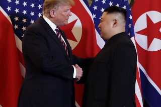 Donald Trump a Kim Čong-un sa stretli na historicky druhom summite.