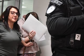 Alena Zsuzsová odchádza zo Špecializovaného trestného súdu v Pezinku.