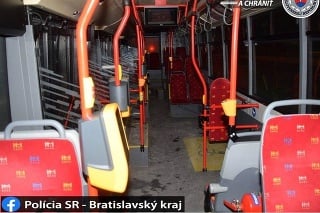 K útoku došlo v jednom z autobusov bratislavskej MHD.