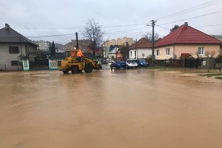 Intenzívny dážď zatopil ulice v Hnúšti.