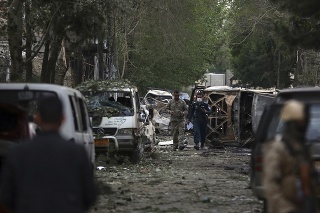 Pri explóziách a prestrelkách boli poškodené alebo zničené desiatky automobilov a obchodov a tiež niekoľko budov.