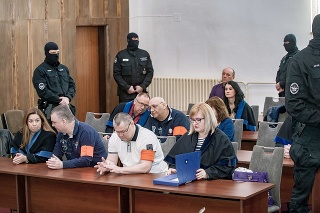 Obžalovaní v prípade zločineckého gangu Ľudovíta Sátora so svojimi advokátmi pred vyhlásením rozsudku.