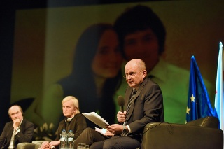 Advokát Roman Kvasnica, ktorý zastupuje Zlaticu Kušnírovú (v strede) počas príhovoru na konferencii